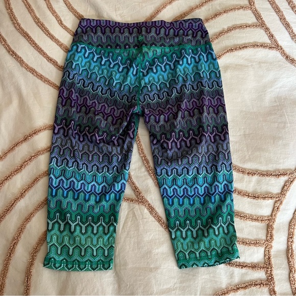 Prana over knee length cropped geometric print yoga pants - Picture 3 of 7